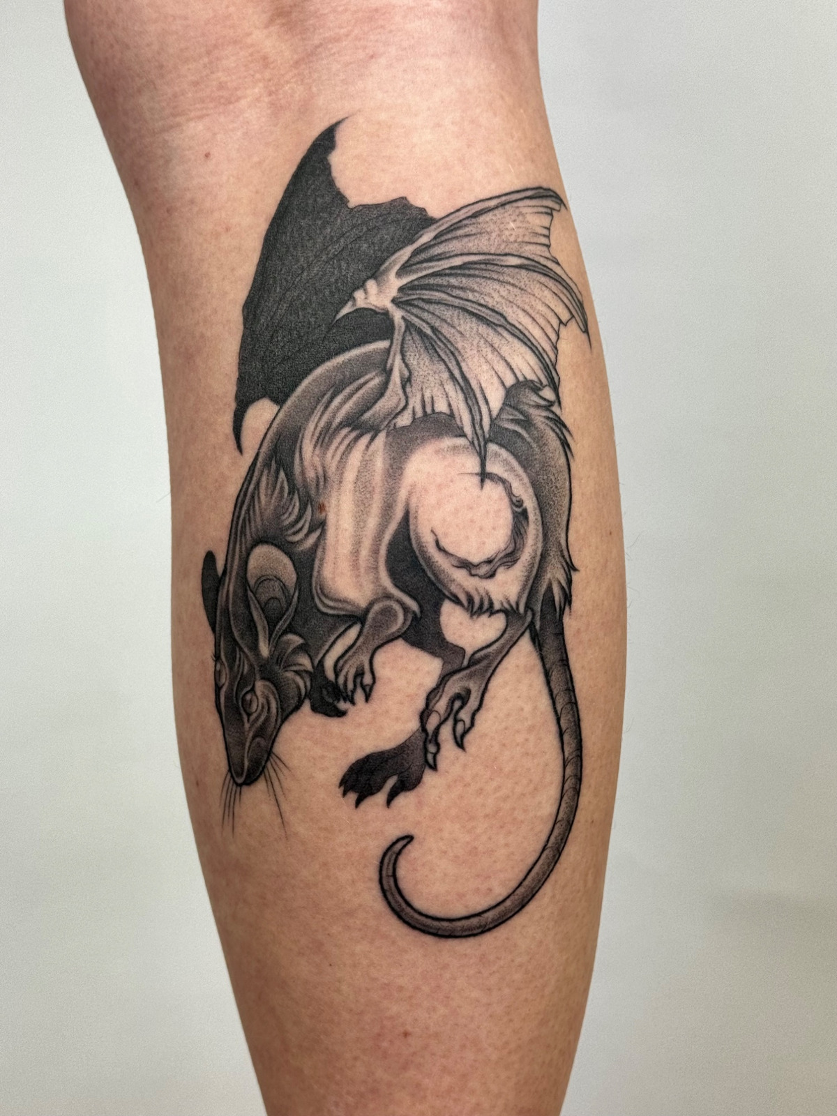 Custom Dark Rat 🐀 im Black & Gray Style auf Wade von launau.tattoo in Leipzig