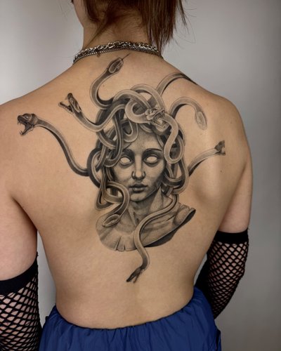Custom Medusa im Black & Gray Style auf Rücken von OFF Studio Leipzig in