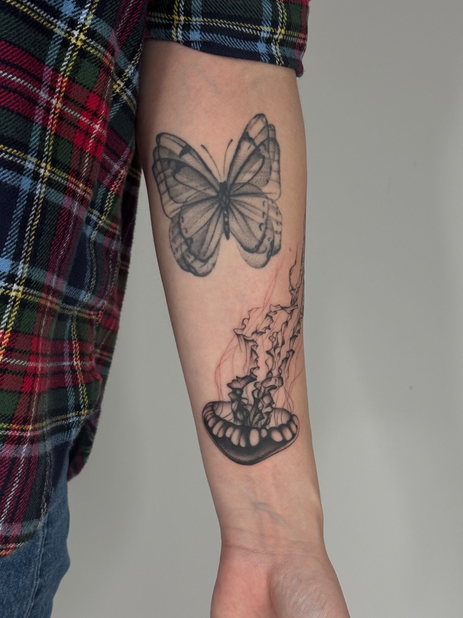 Qualle Cover Up 🪼 im Black & Gray Style auf Unterarm von launau.tattoo in Leipzig