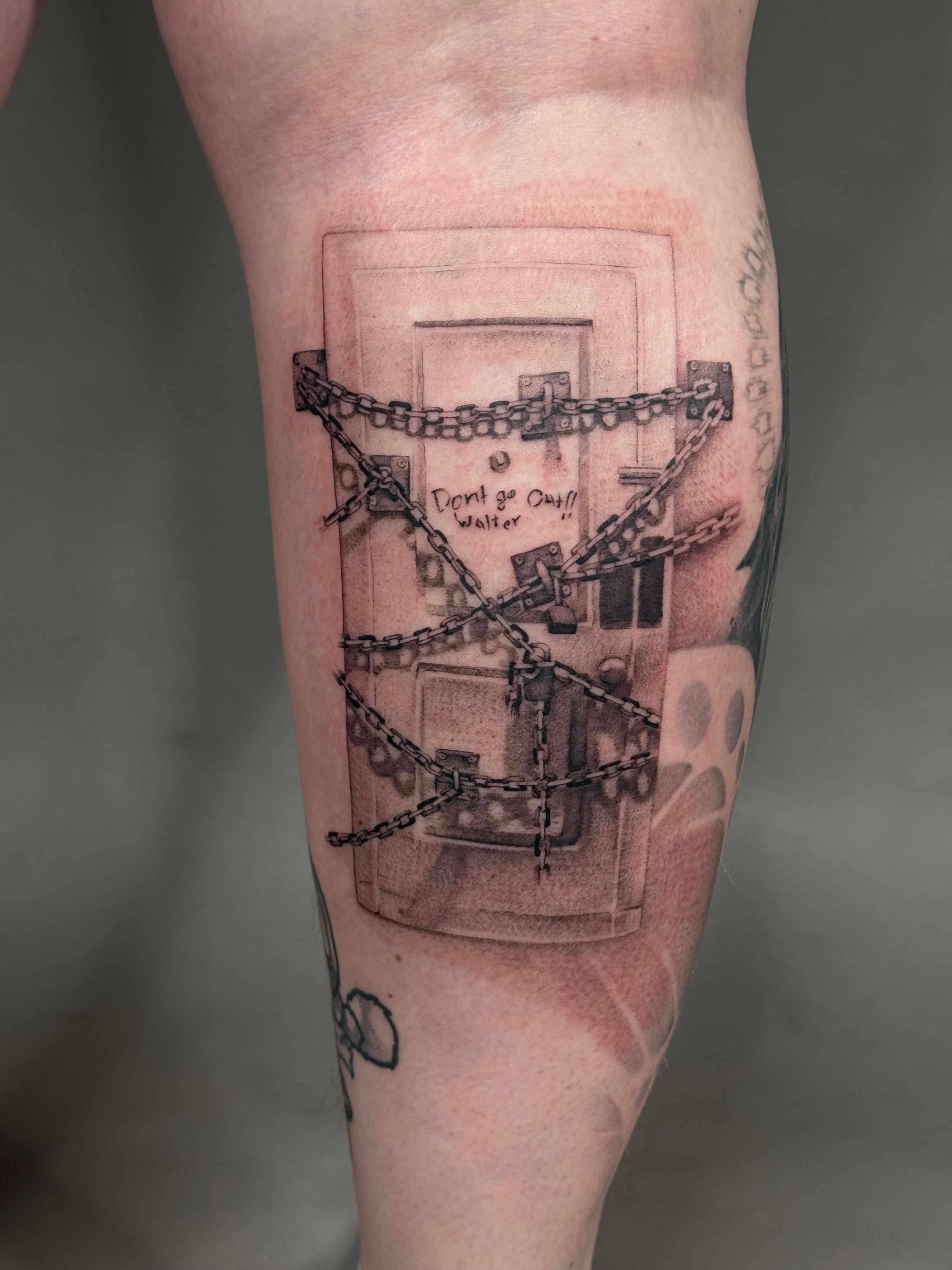 Custom Silent Hill Door im Black & Gray Style auf Wade von launau.tattoo in Leipzig