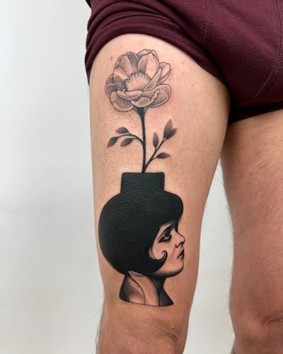 Lady Vase Wanna Do 🏺 im surrealismus Style auf Oberschenkel von OFF Studio Leipzig in