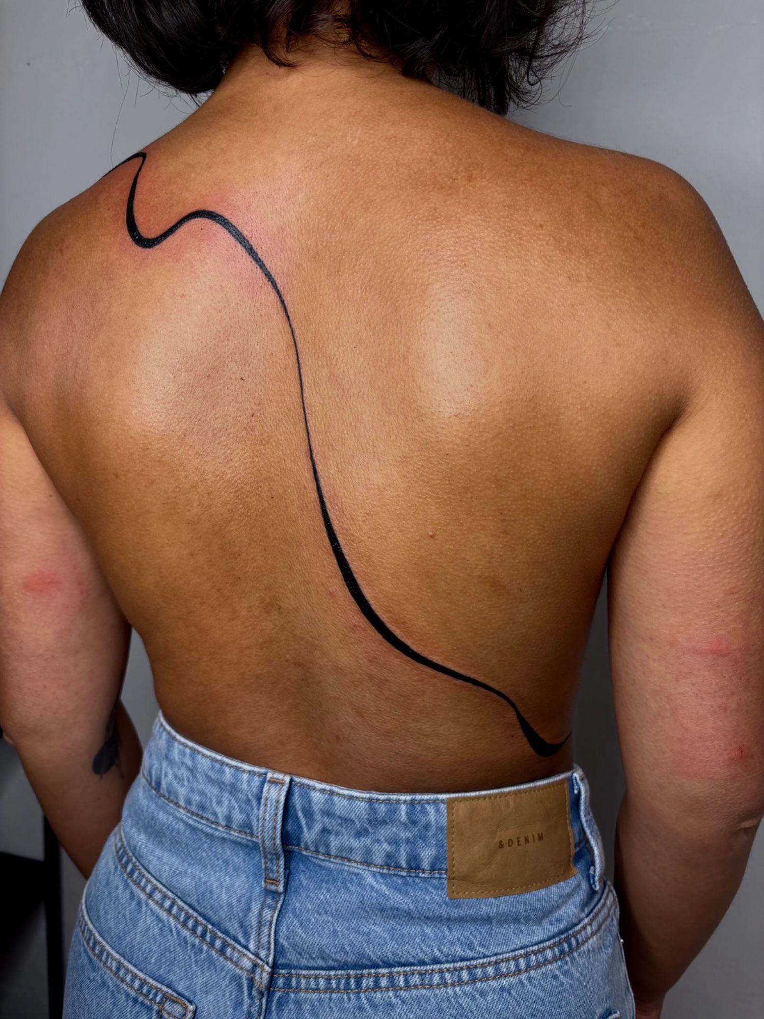 Bodyline in Abstract style on Back by Nalu.ttt Leipzig