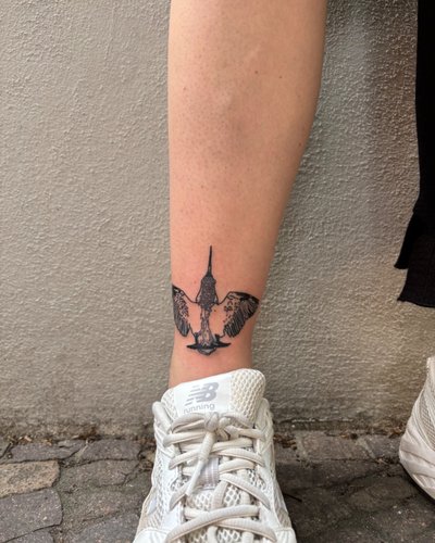 Eisvogel im Line Work Style auf Schienbein von Nalu.ttt in Leipzig