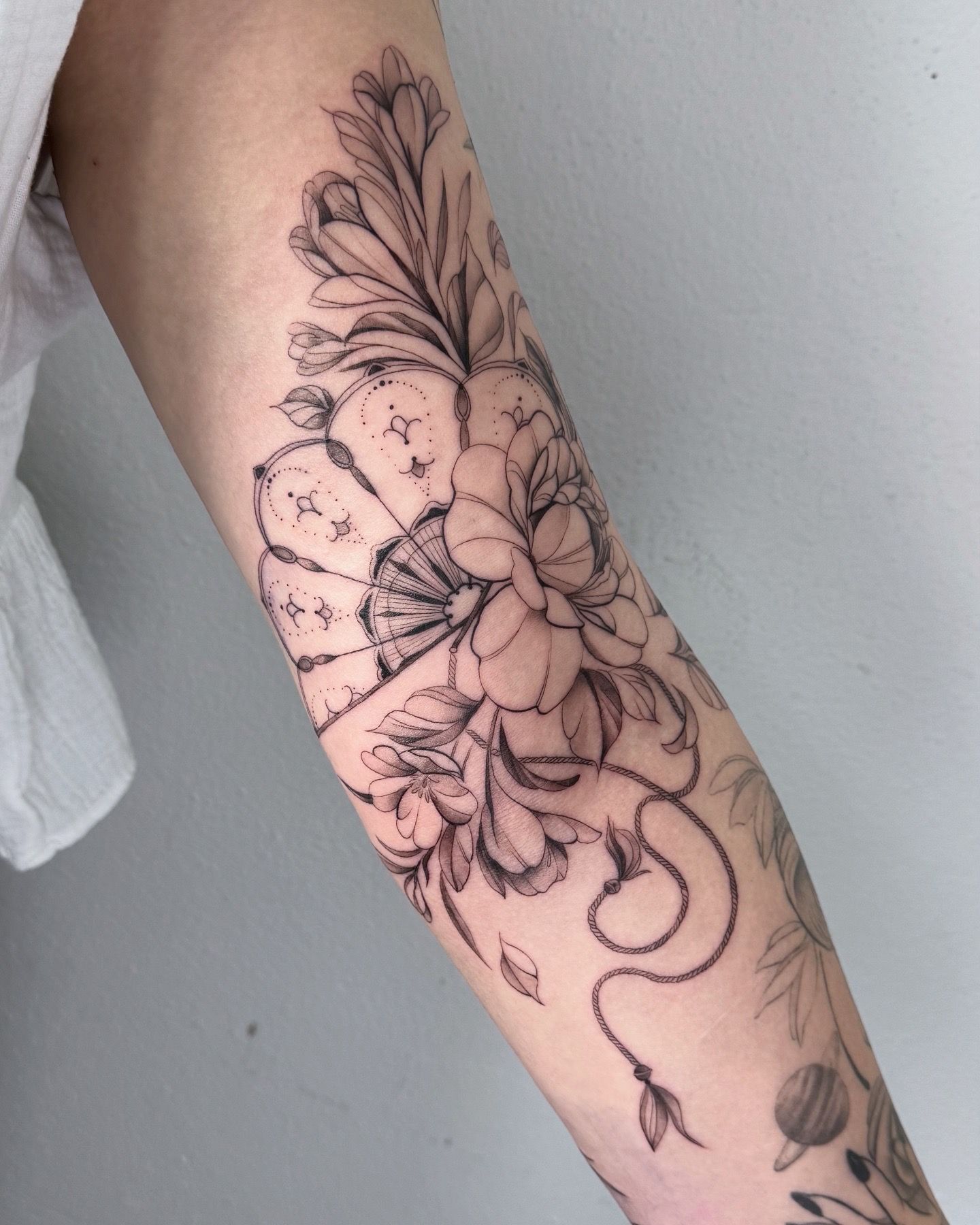 Fächer im Black & Gray Style von Jk_tattooandart in 92637