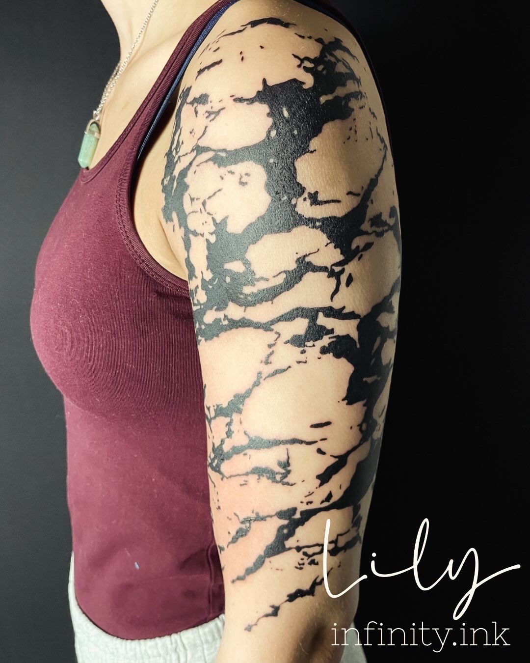 abstract Blackwork „Meeresschaum“ im Style auf Oberarm von Lily Infinity.Ink in Norderstedt
