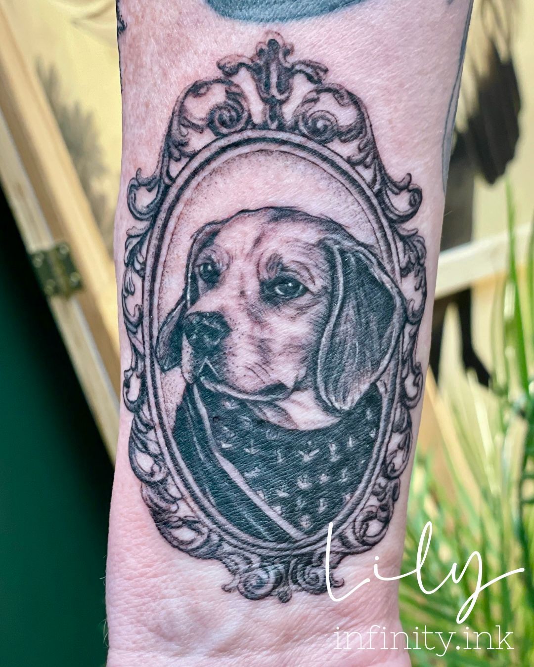 Hundeportrait im Abstract Style auf Unterarm von Lily Infinity.Ink in Norderstedt