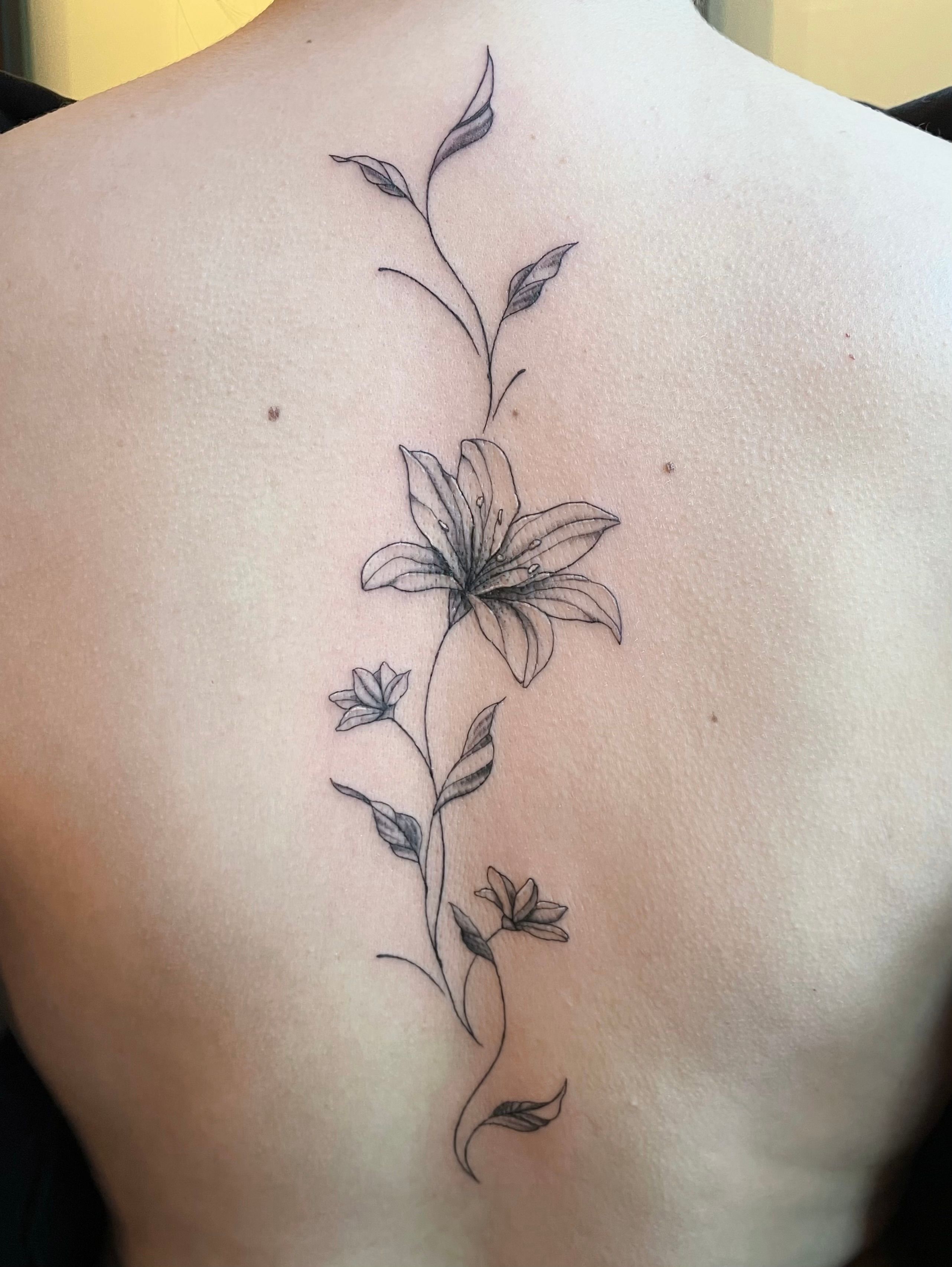 Lilienranke im Abstract Style auf Rücken von Lily Infinity.Ink in Norderstedt