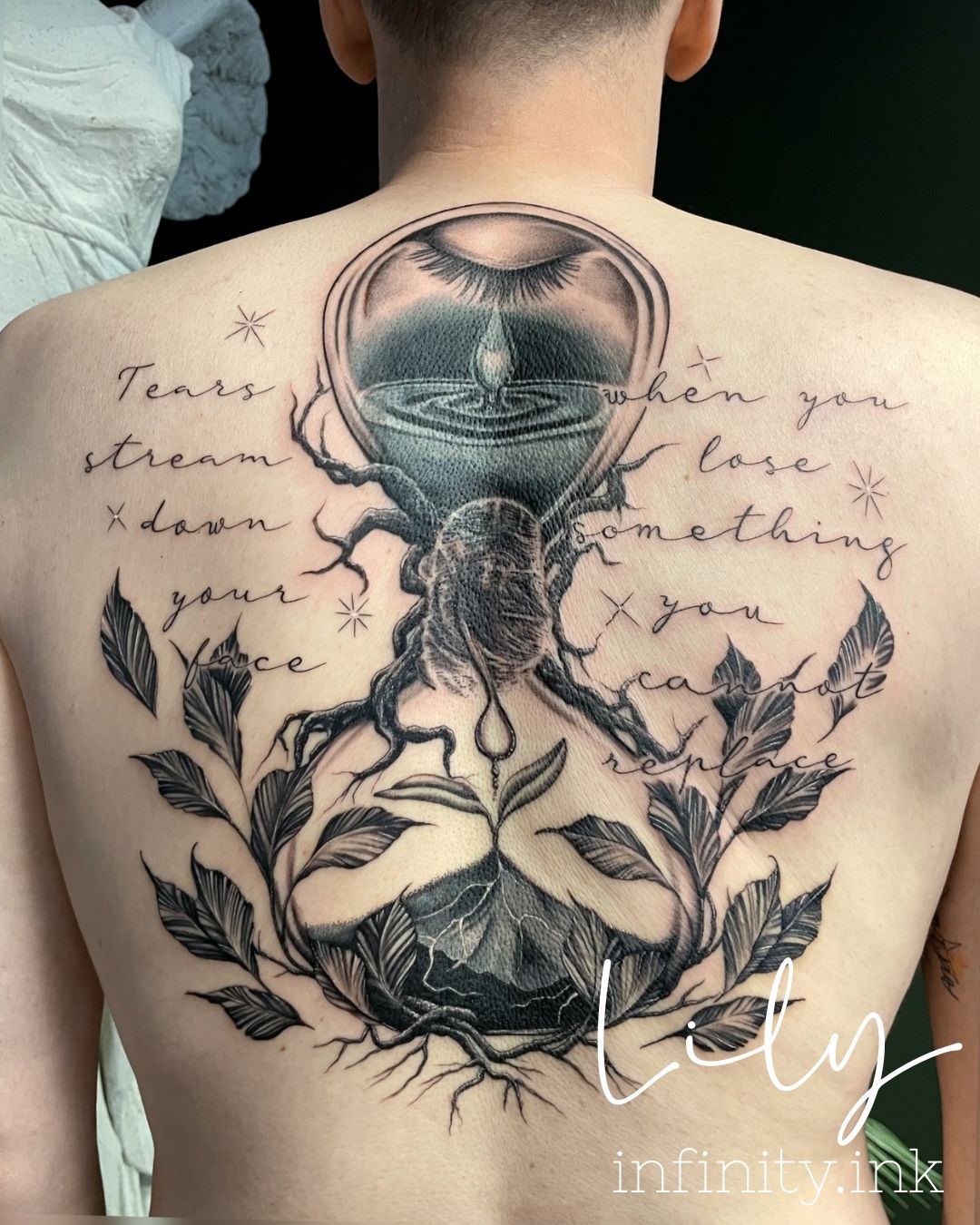 Sanduhr des Lebens im Abstract Style auf Rücken von Lily Infinity.Ink in Norderstedt
