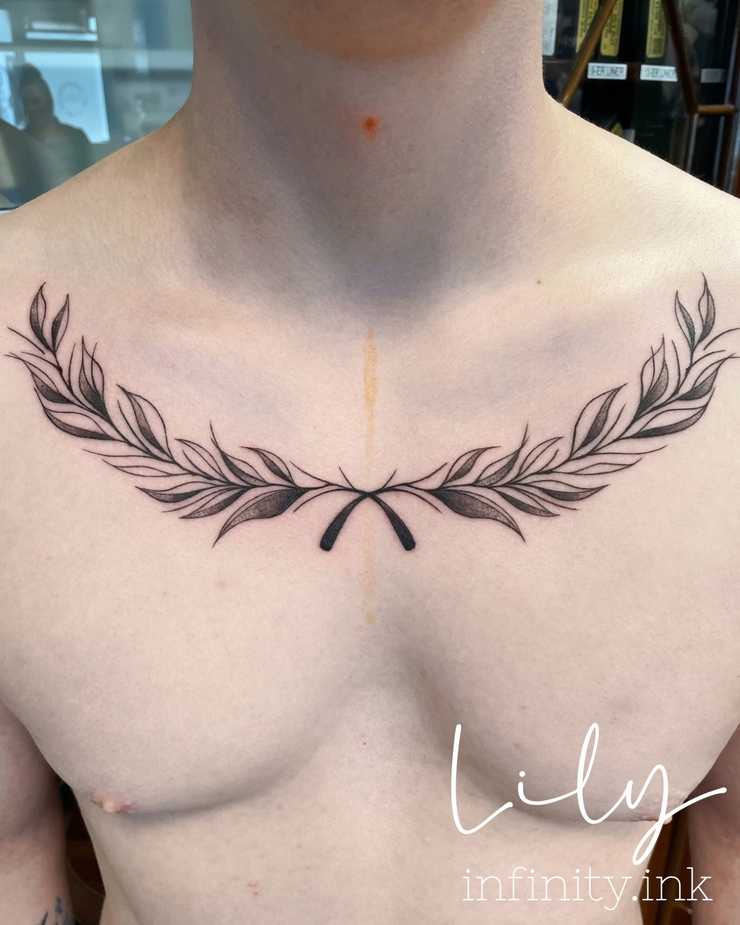 Sketch Lorbeerkranz im Abstract Style auf Brust von Lily Infinity.Ink in Norderstedt