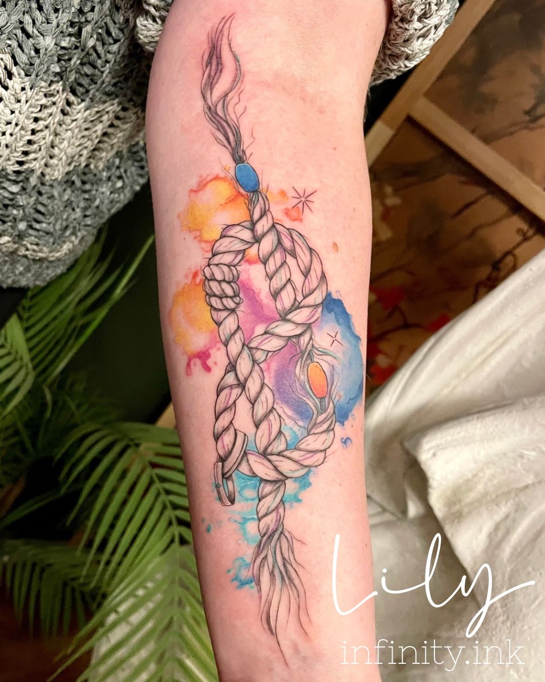 Watercolor Tau im Abstract Style auf Unterarm von Lily Infinity.Ink in Norderstedt