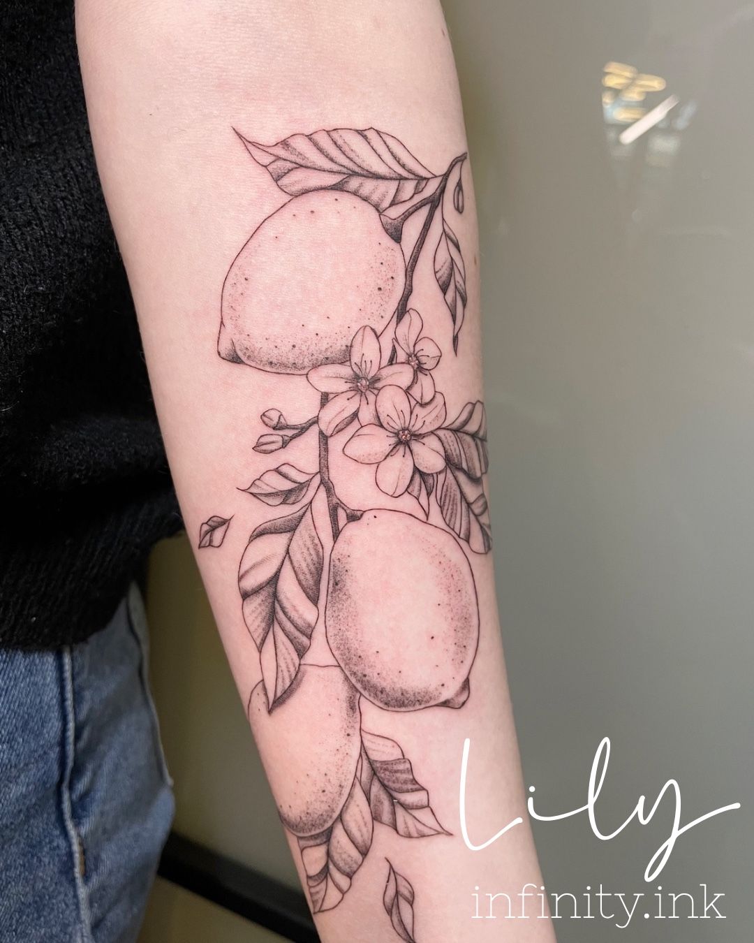 Zitronenzweig im Abstract Style auf Unterarm von Lily Infinity.Ink in Norderstedt