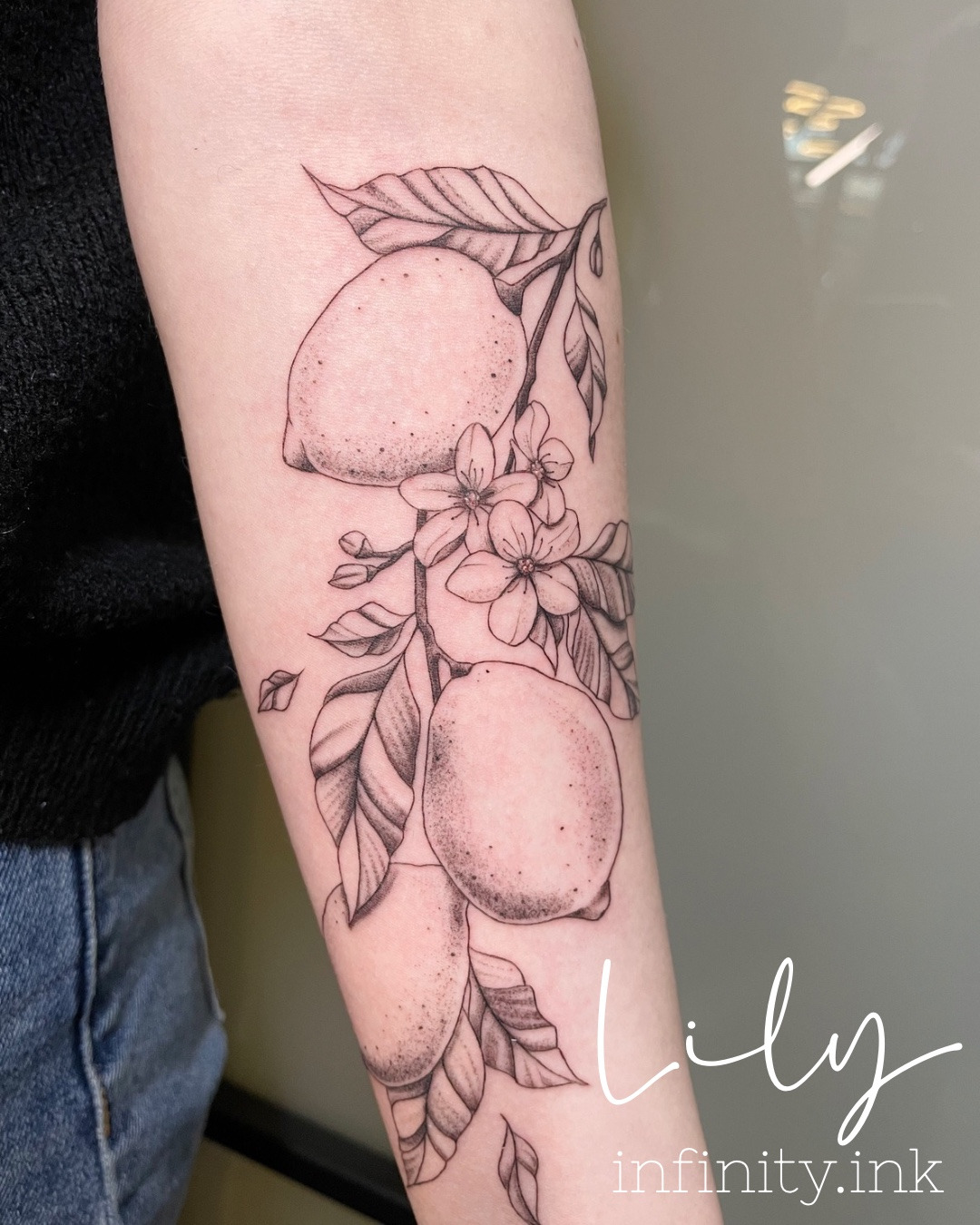 Zitronenzweig im Abstract Style auf Unterarm von Lily Infinity.Ink in Norderstedt