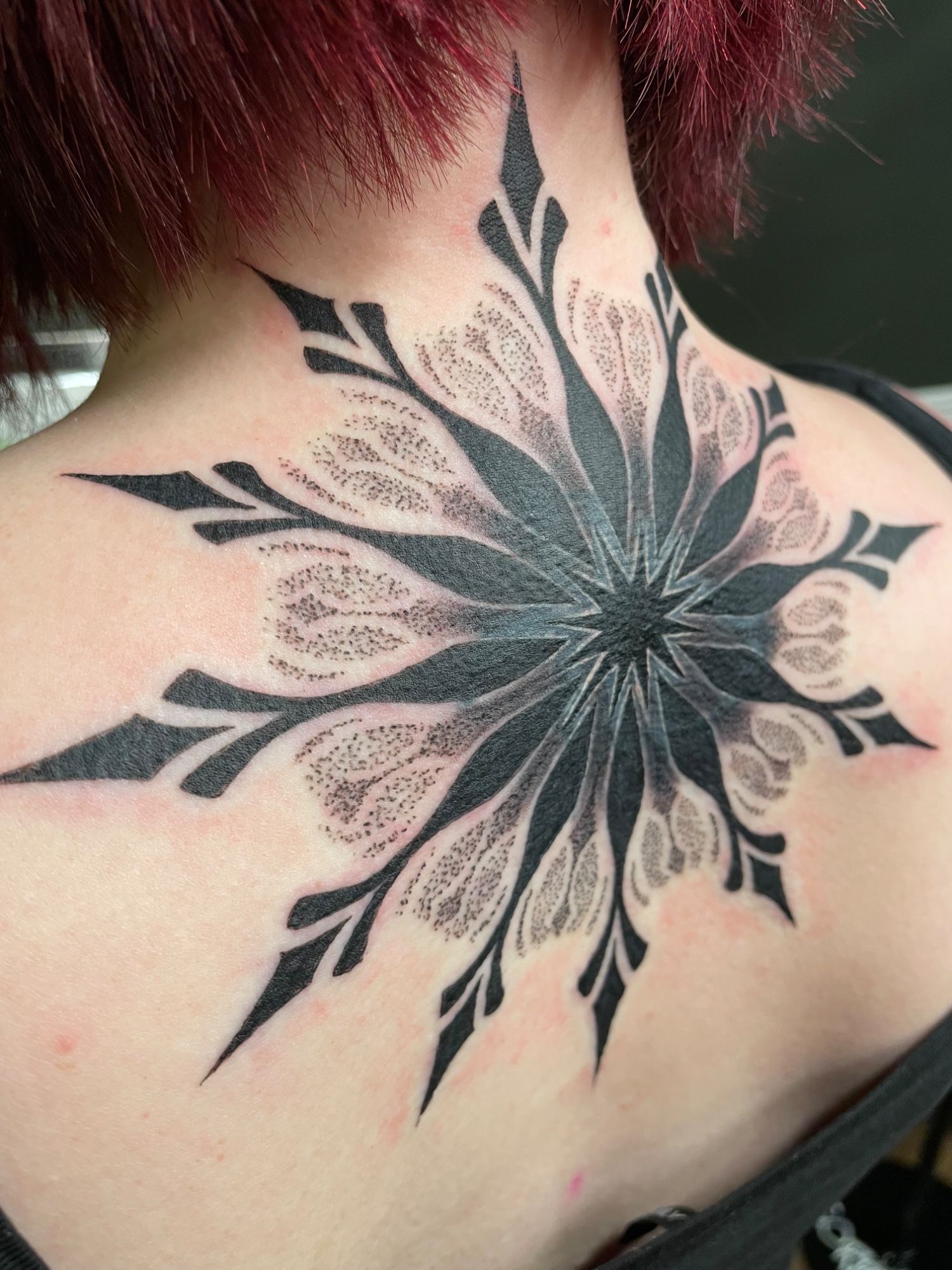 Mandala Cover Up im Dotwork Style auf Nacken von Lily Infinity.Ink in Norderstedt