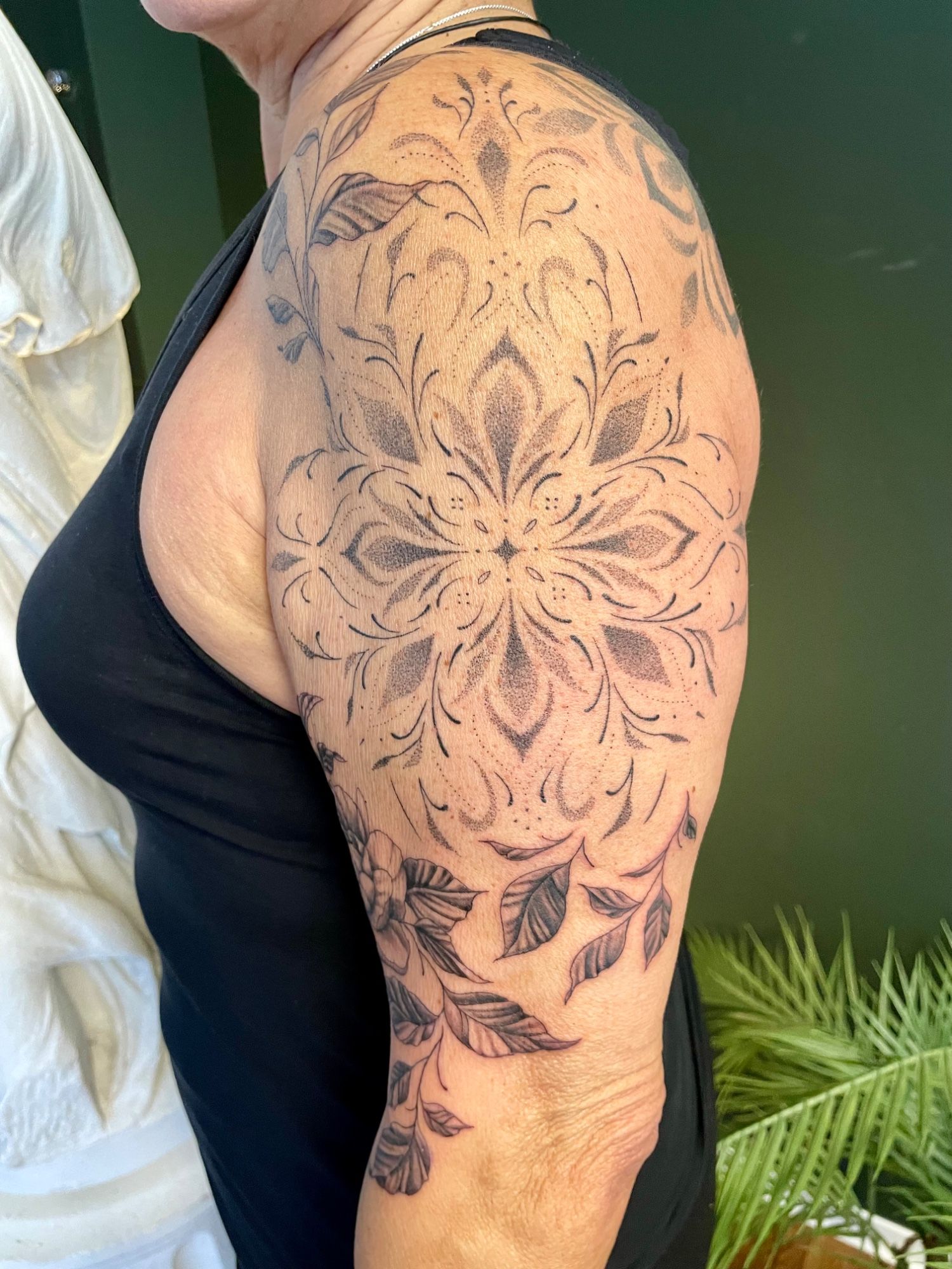 Dotwork Mandala mit Rosen im Botanical, Floral Style auf Oberarm von Lily Infinity.Ink in Norderstedt