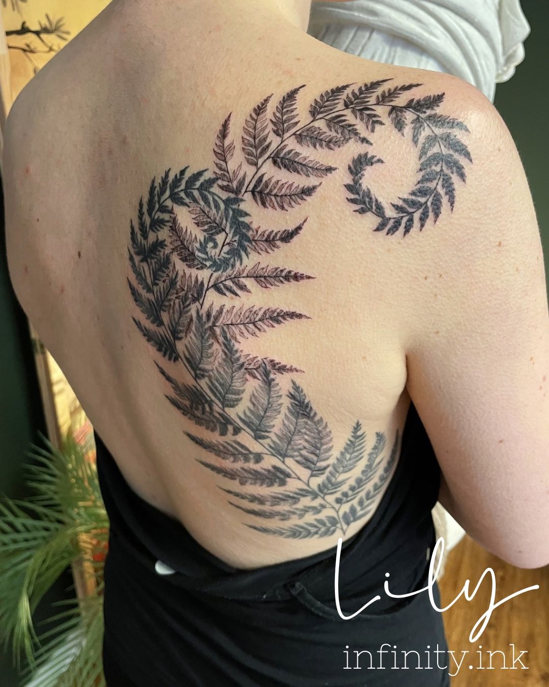 Farm im Botanical, Floral Style auf Rücken von Lily Infinity.Ink in Norderstedt