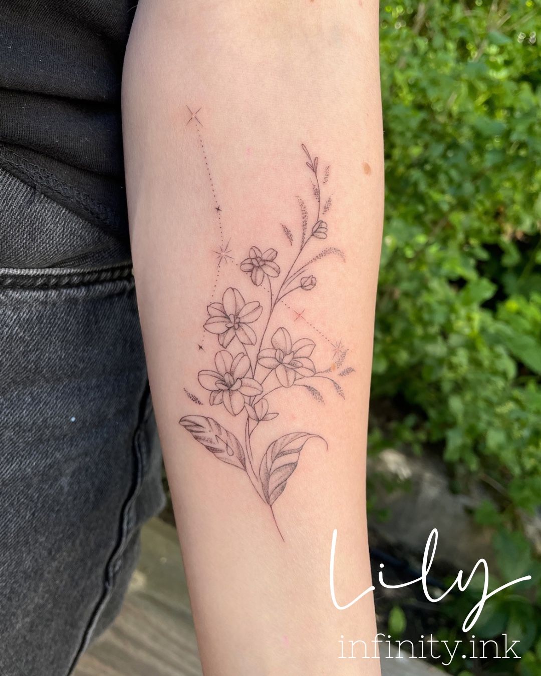 Geburtsblume mit Sternenbild im Botanical, Floral Style auf Unterarm von Lily Infinity.Ink in Norderstedt