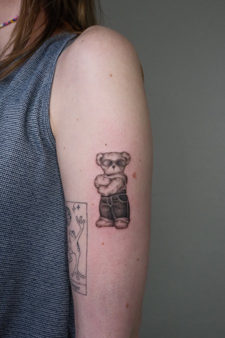 Cooler Teddy in Black & Gray style on Upper Arm by Atelier Flux Leipzig