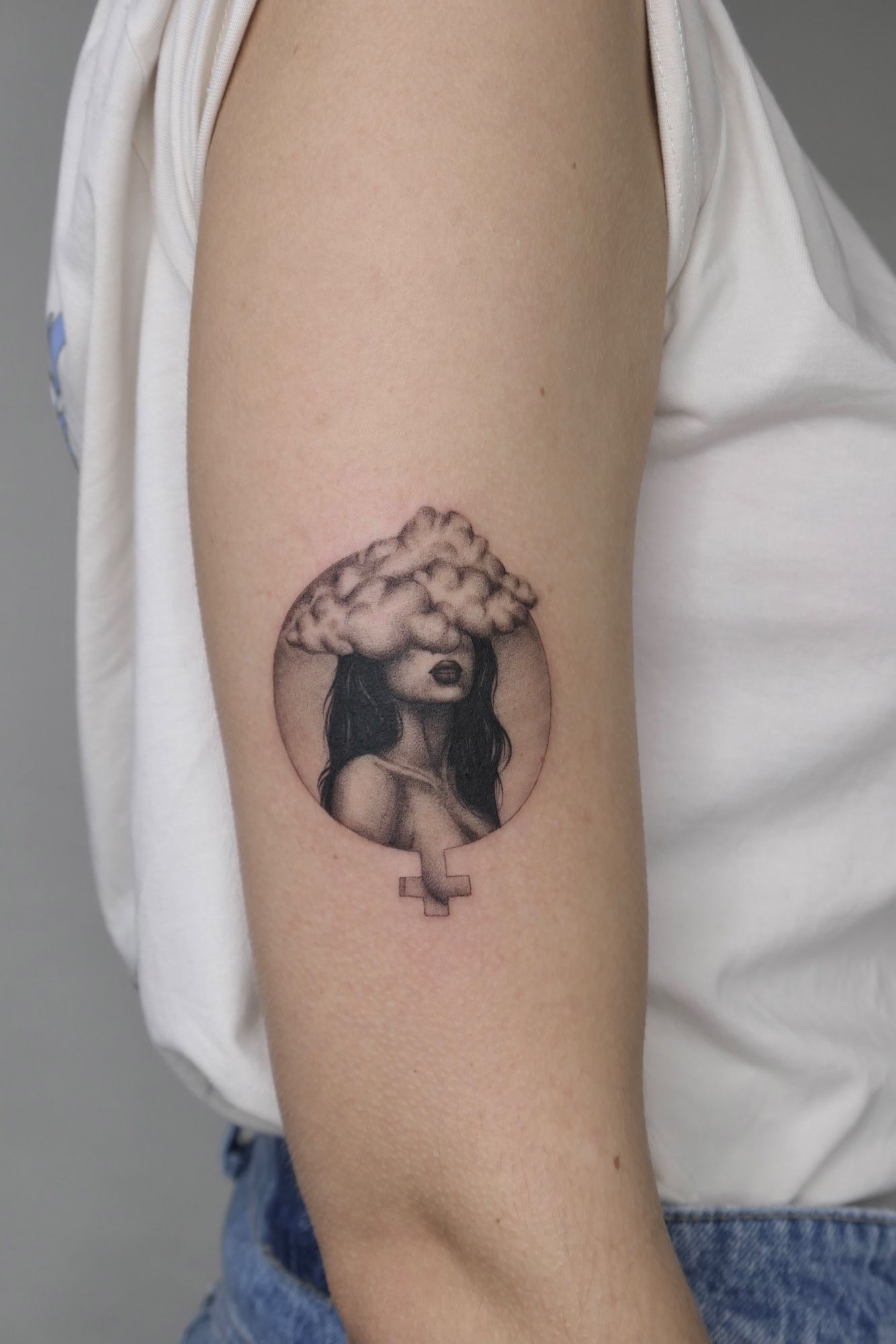 Surrealistisches Frauenportät im Black & Gray Style auf Oberarm von Atelier Flux in Leipzig