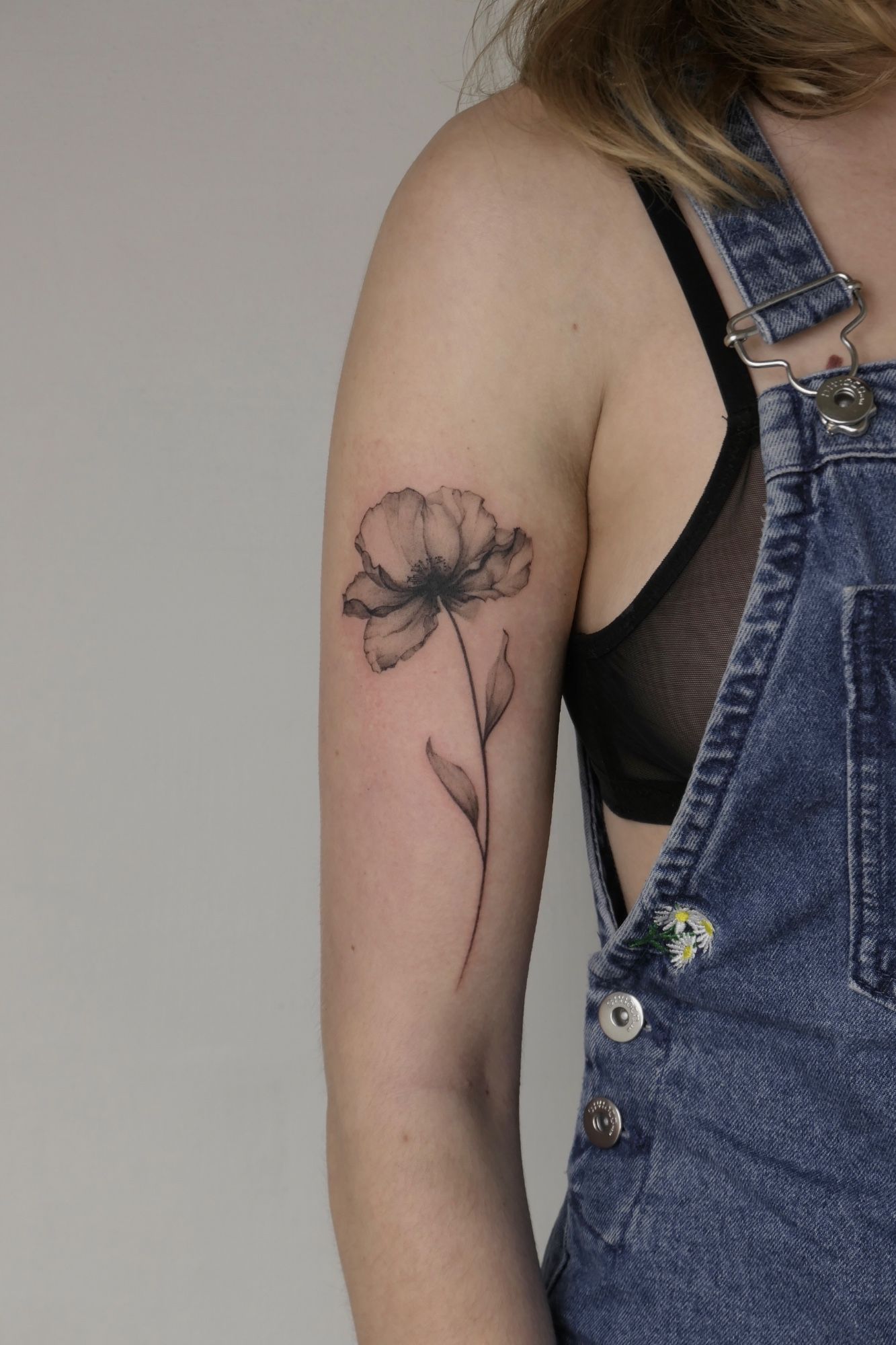 Transparente Blume im Black & Gray Style auf Oberarm von Atelier Flux in Leipzig