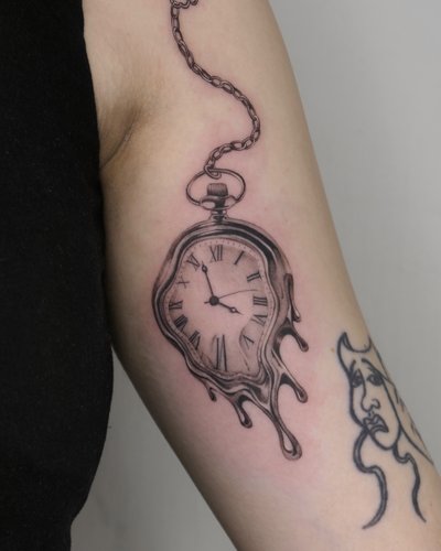 Zerlaufende Uhr im Black & Gray Style auf Oberarm von Atelier Flux in Leipzig