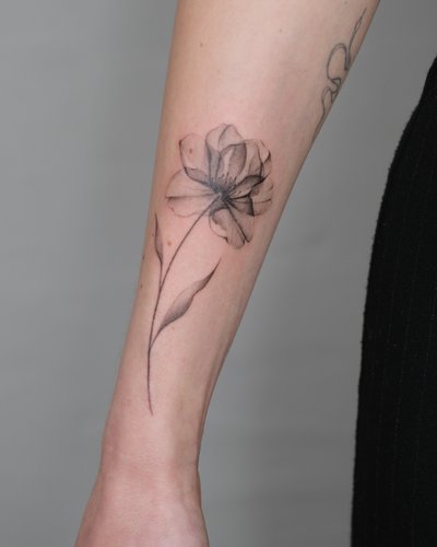 Transparente Blume im Botanical, Floral Style auf Handgelenk von Atelier Flux in Leipzig