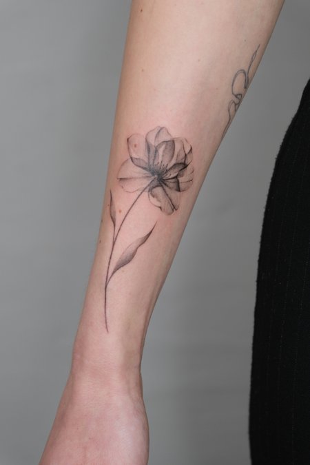 Transparente Blume in Botanical, Floral style on Wrist by Atelier Flux Leipzig