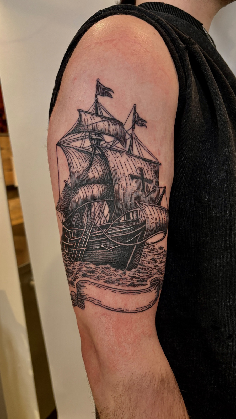 Engraving Schiff im Blackwork Style auf Oberarm von Salomon in 28203