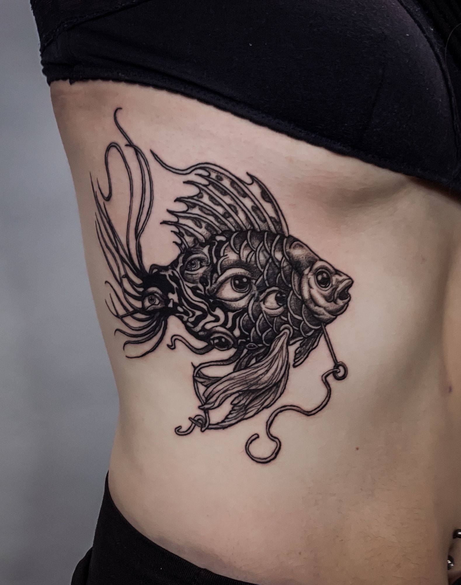 Fisch Rippen im Blackwork Style auf von Salomon in 28203