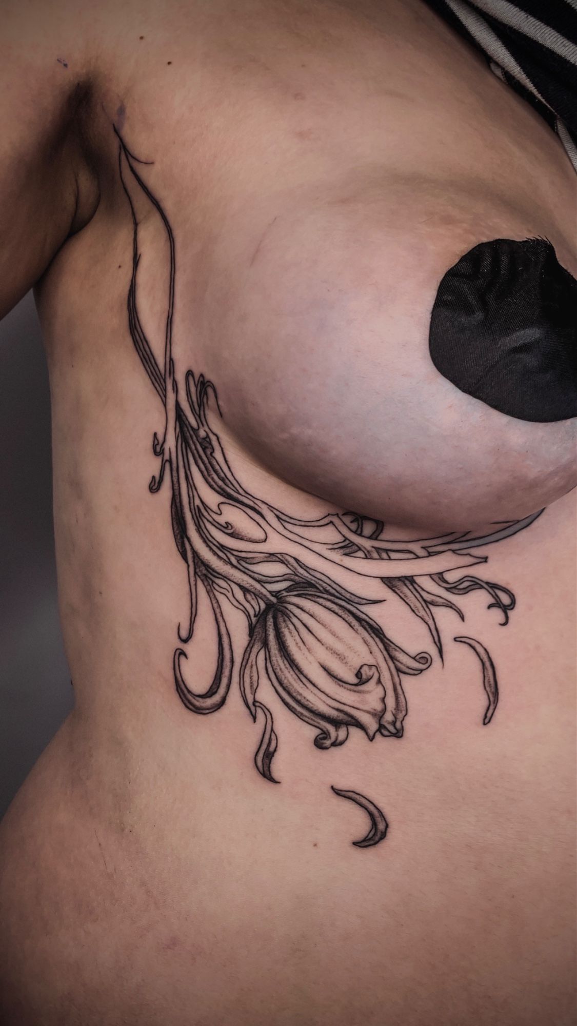 Tulpe Underboob im Blackwork Style auf Rippen von Salomon in 28203