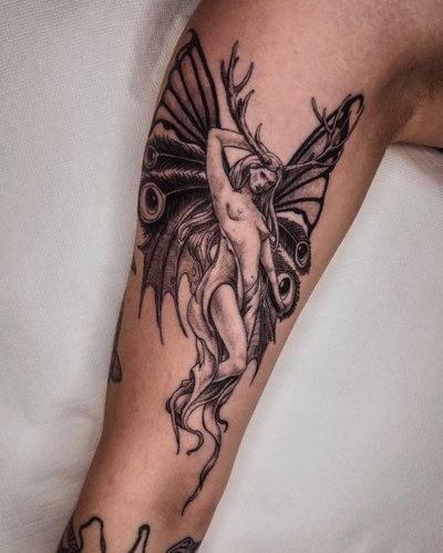 Fee im Dotwork Style auf Oberarm von ZZ in 28203