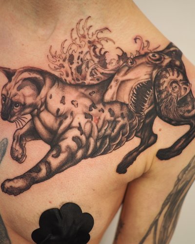 Katze im Dotwork Style auf Brust von ZZ in 28203