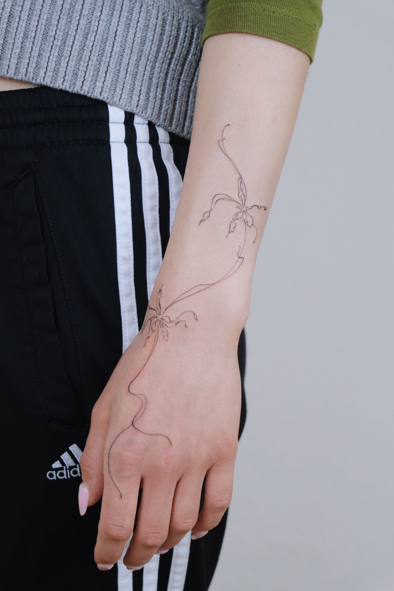 Abstrakte Blumen in Abstract style on Forearm by @alinaatattoo 20457