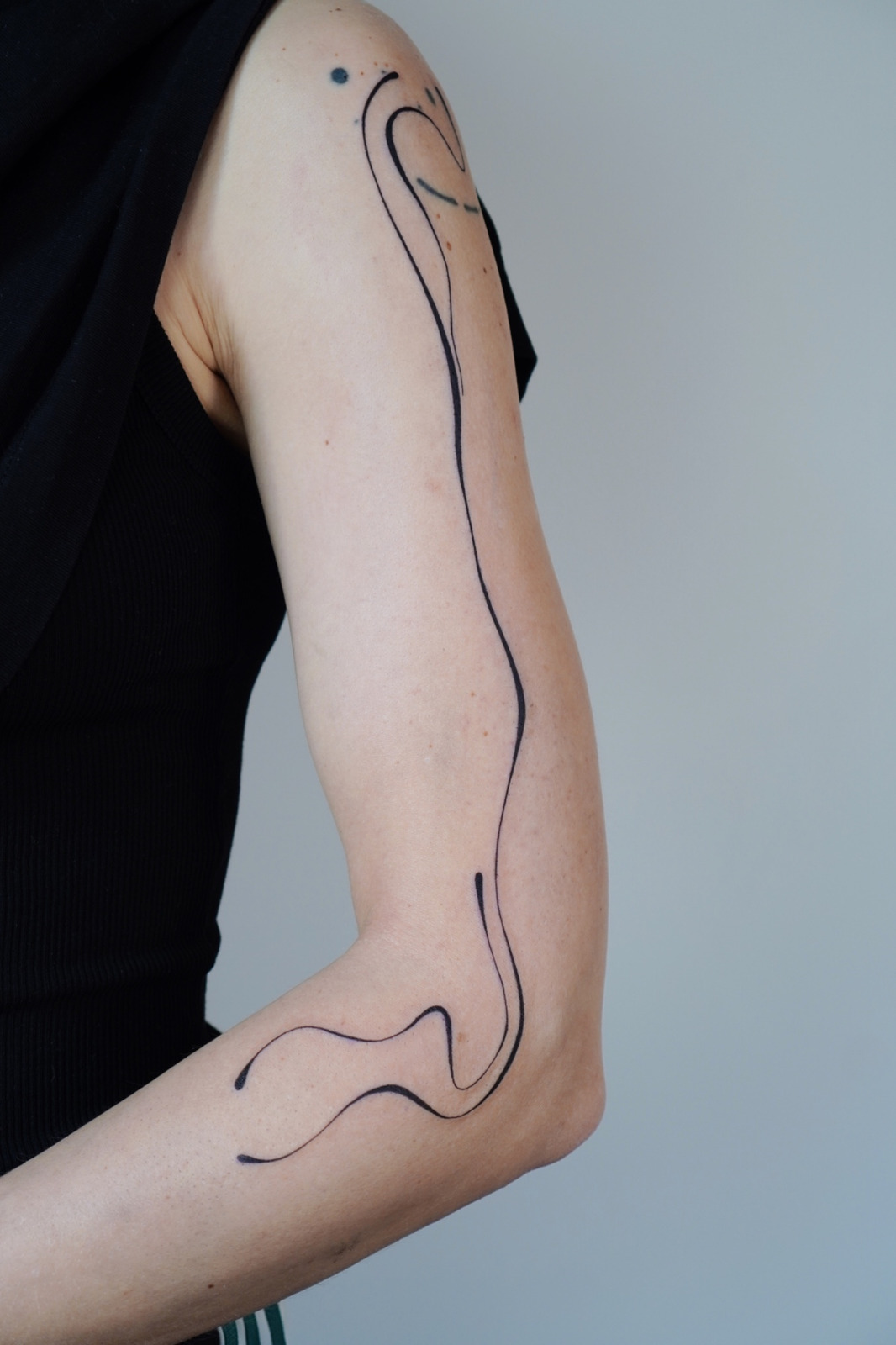 Abstrakte Linien im Abstract Style auf Unterarm von @alinaatattoo in 20457