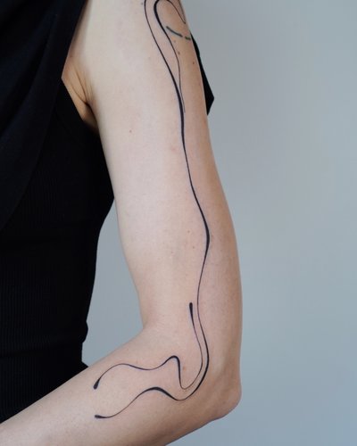 Abstrakte Linien in Abstract style on Forearm by @alinaatattoo 20457