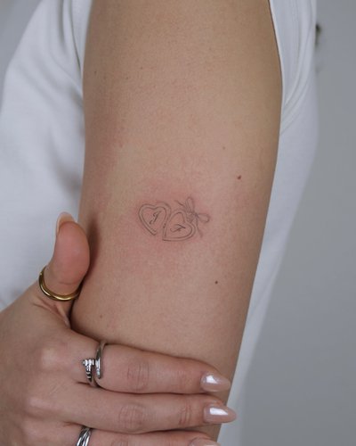 Amulett mit Initialien in Fineline style by @alinaatattoo 20457