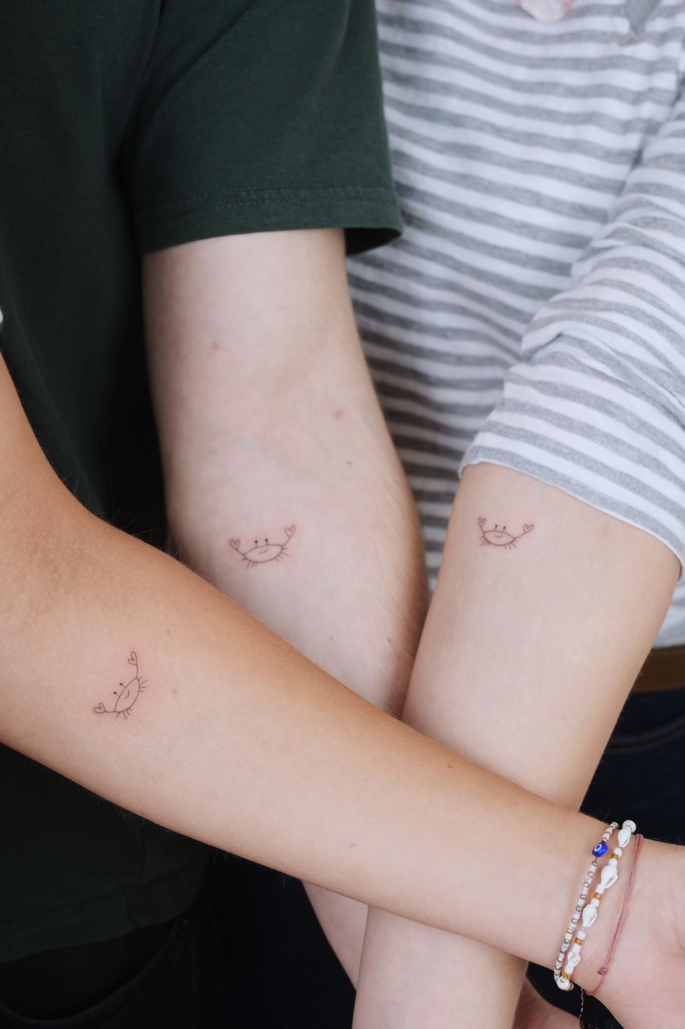 Gruppentattoo, Geschwistertattoo, Krebs in Fineline style on Forearm by @alinaatattoo 20457