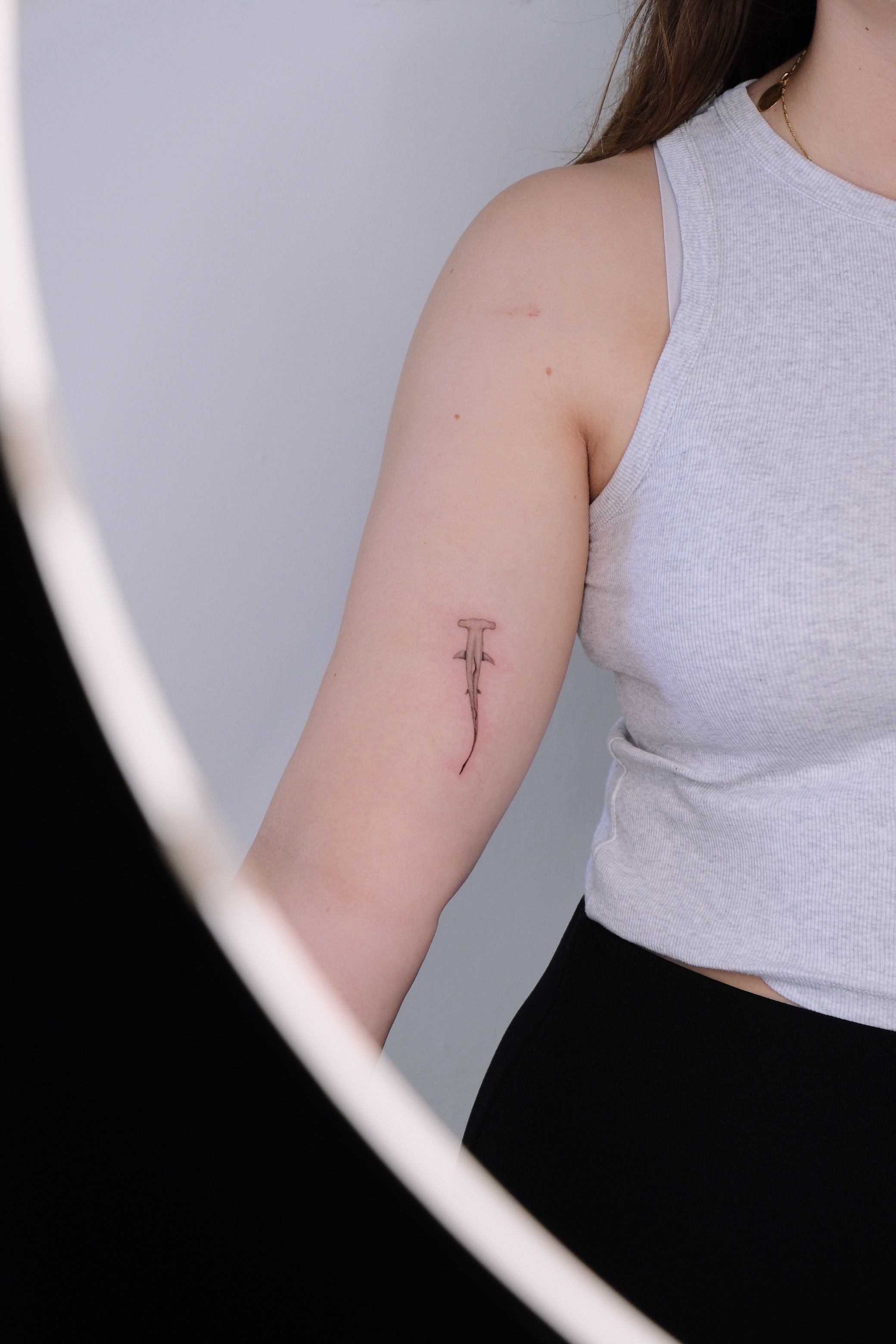 Hammerhai im Fineline Style auf Oberarm von @alinaatattoo in 20457