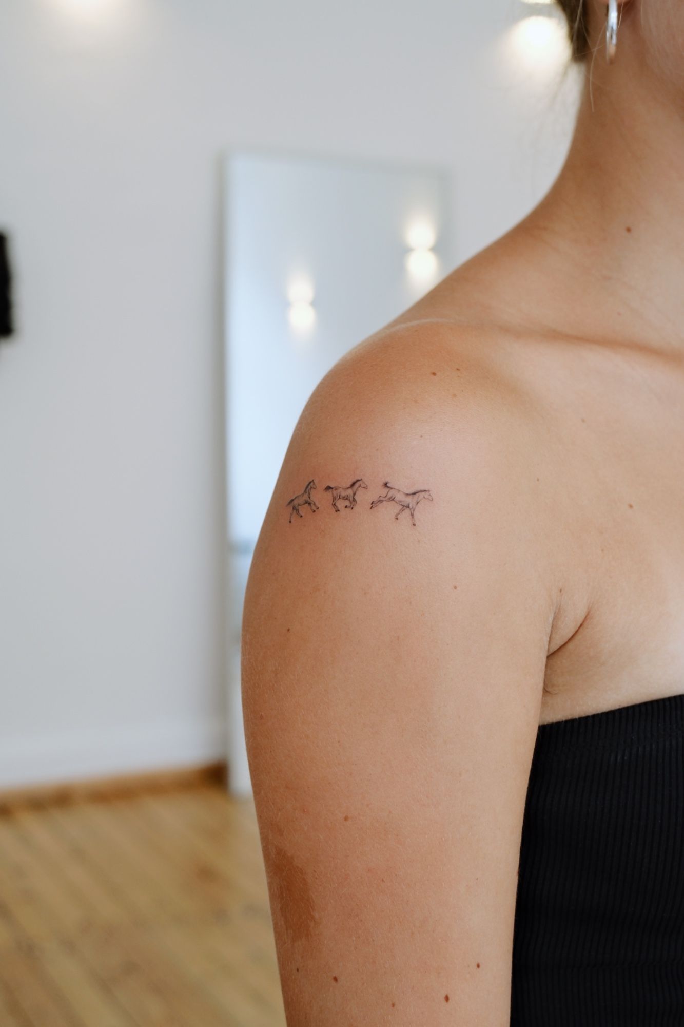 Mini Pferde in Fineline style on Upper Arm by @alinaatattoo 20457