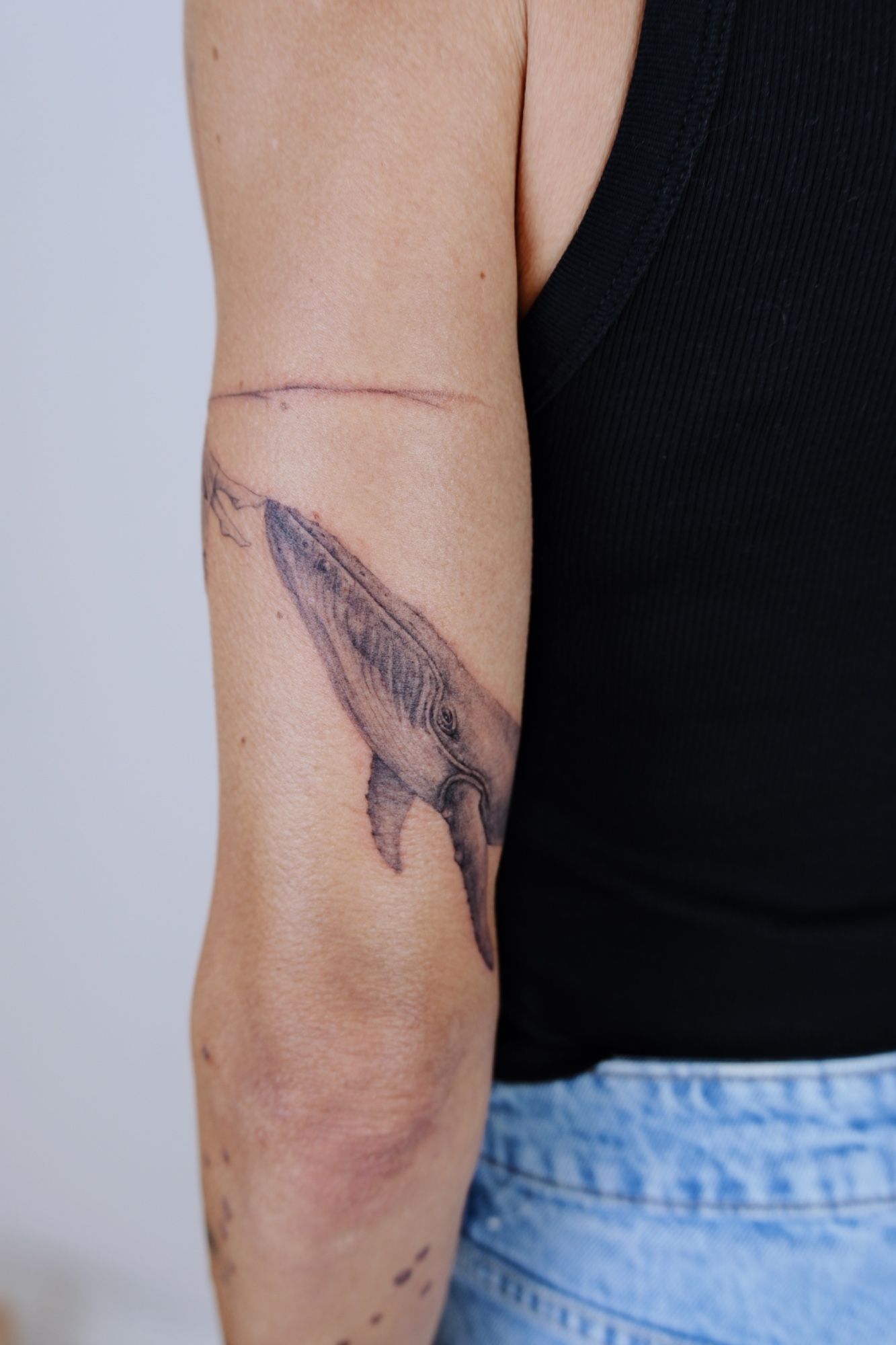 realistischer Wal, Unterwasserwelt, microrealismus in Fineline style on Upper Arm by @alinaatattoo 20457