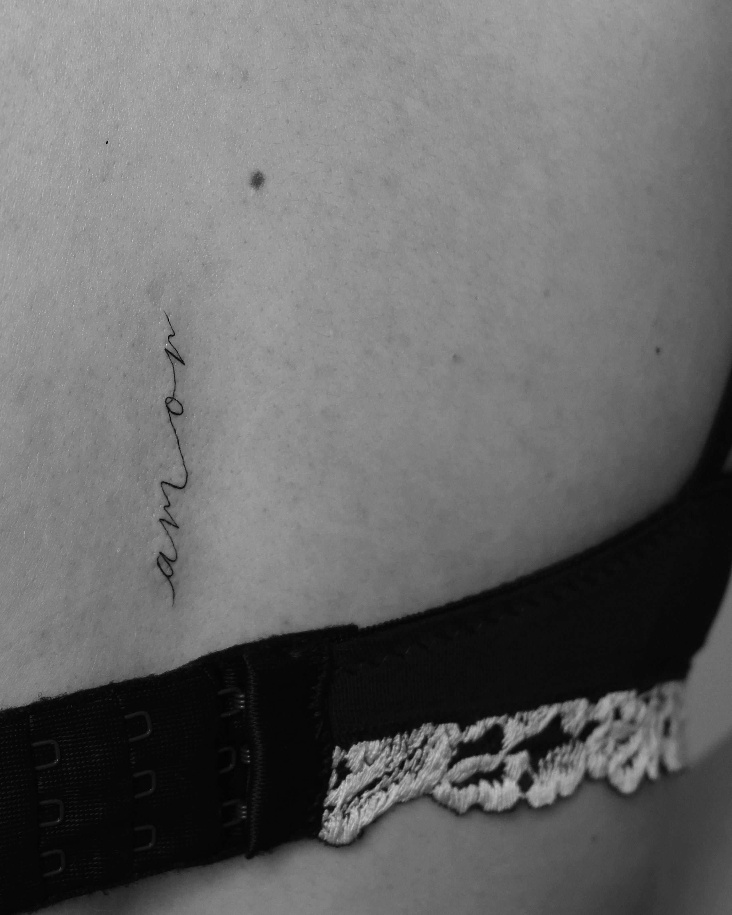 Schrift im Fineline Style auf Rücken von @alinaatattoo in 20457