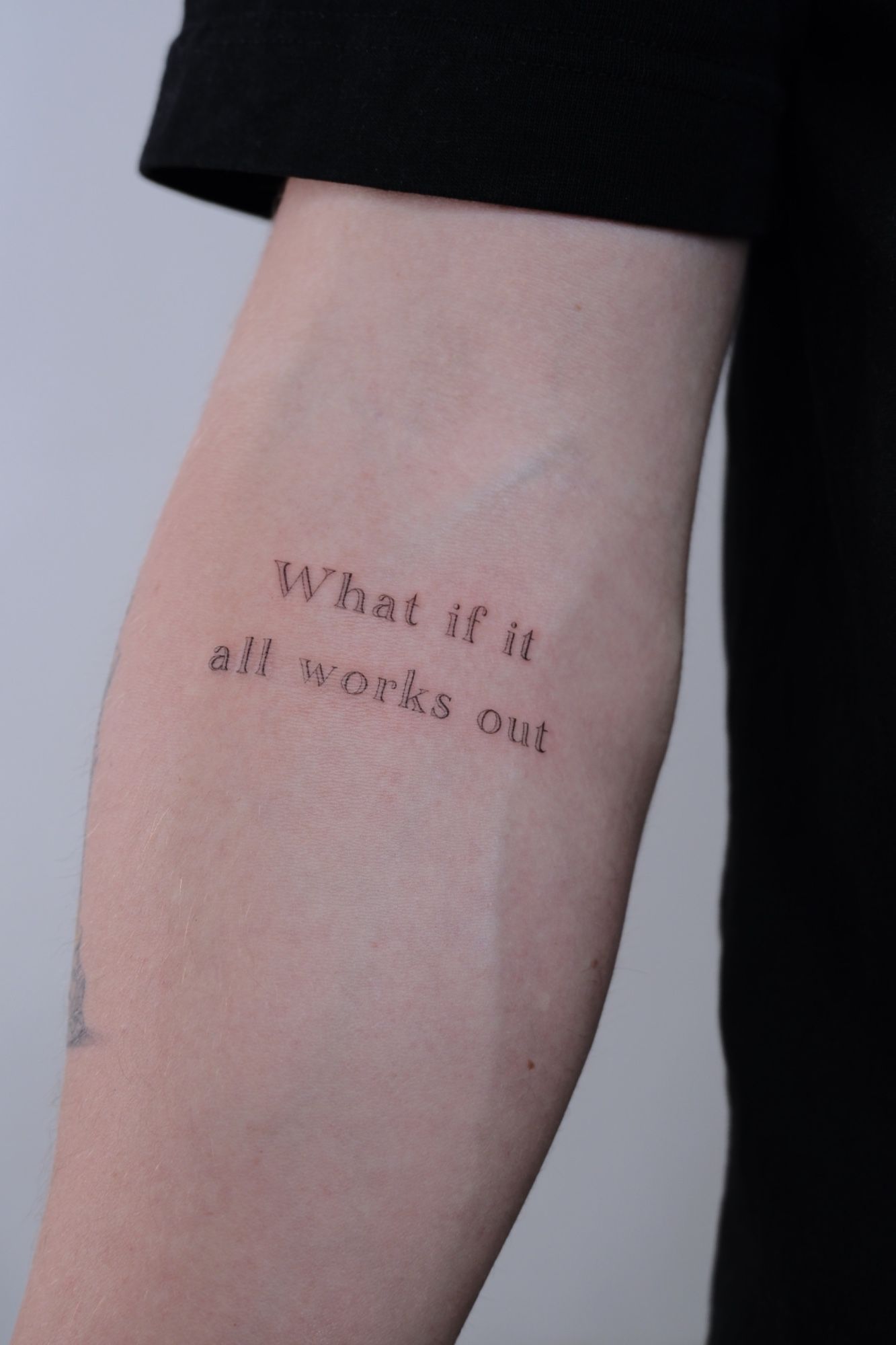 Schrift im Fineline Style auf Unterarm von @alinaatattoo in 20457