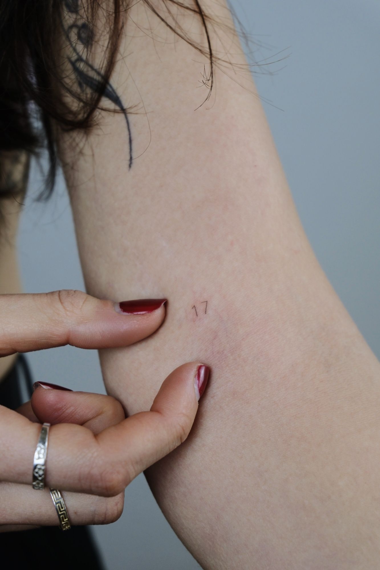 tiny tattoo im Fineline Style auf Oberarm von @alinaatattoo in 20457