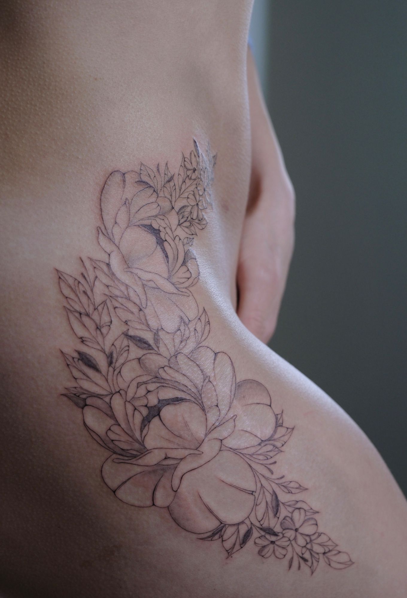 Florales Motiv im Botanical, Floral Style auf Hüfte / Taille von @alinaatattoo in 20457