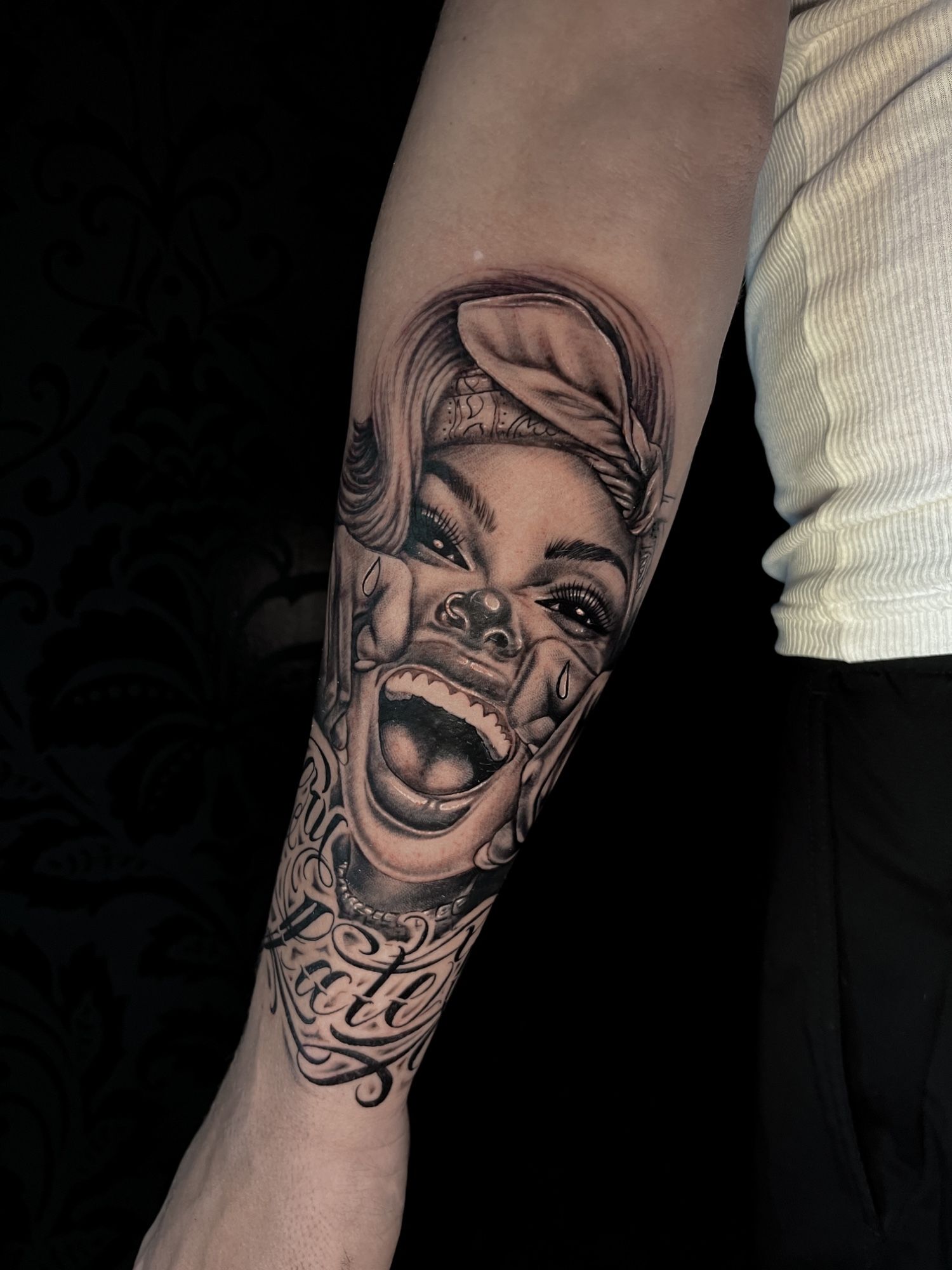 Chicano Girl cry later im Black & Gray Style auf Unterarm von Annyschka in 47198