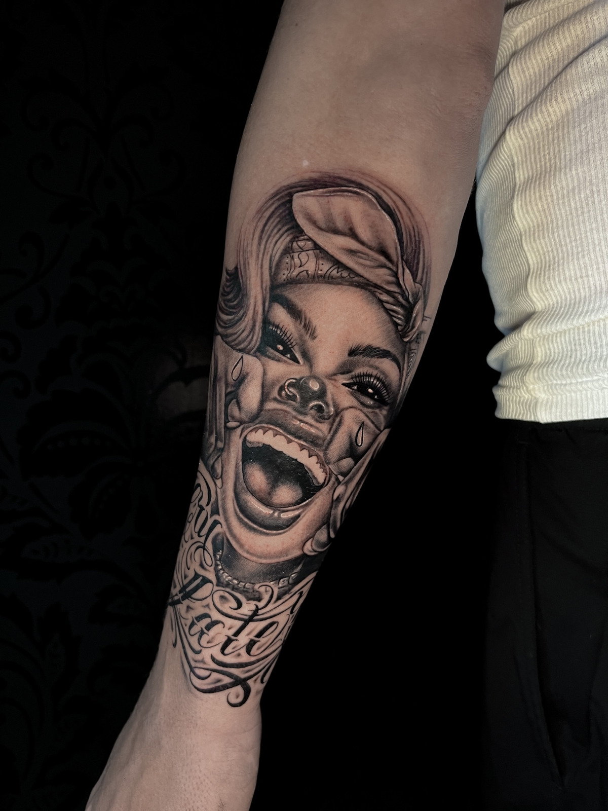 Chicano Girl cry later im Black & Gray Style auf Unterarm von Annyschka in 47198
