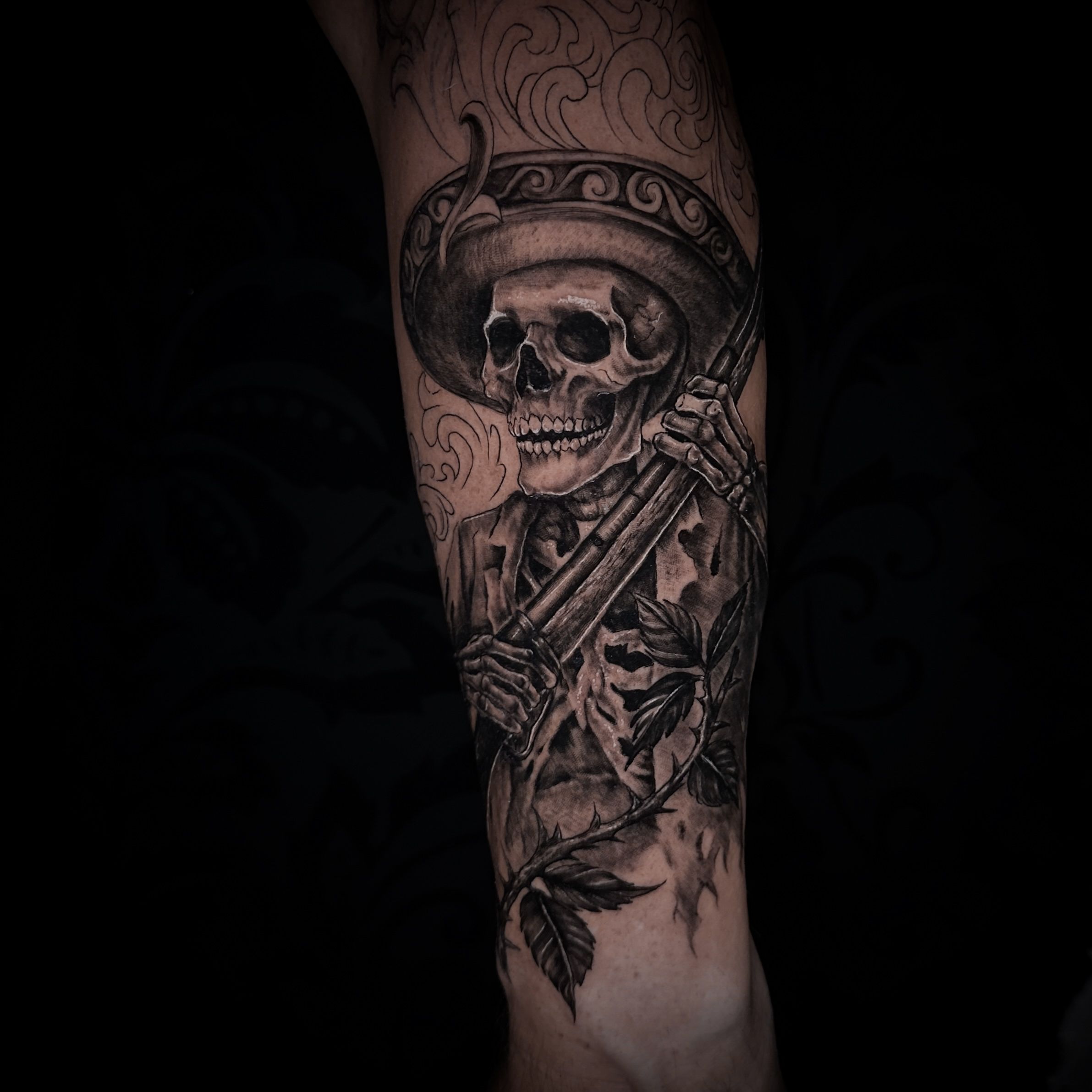 Chicano Skelett totenkopf mit pumpgun und sombrero im Black & Gray Style auf Unterarm von Annyschka in 47198