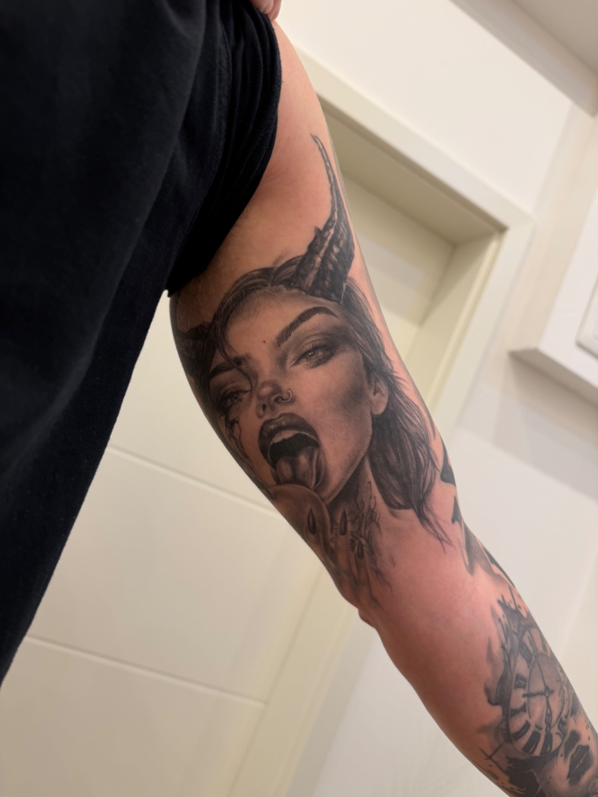 Chicano teufel Frau Adam und Eva im Black & Gray Style auf Oberarm von Annyschka in 47198