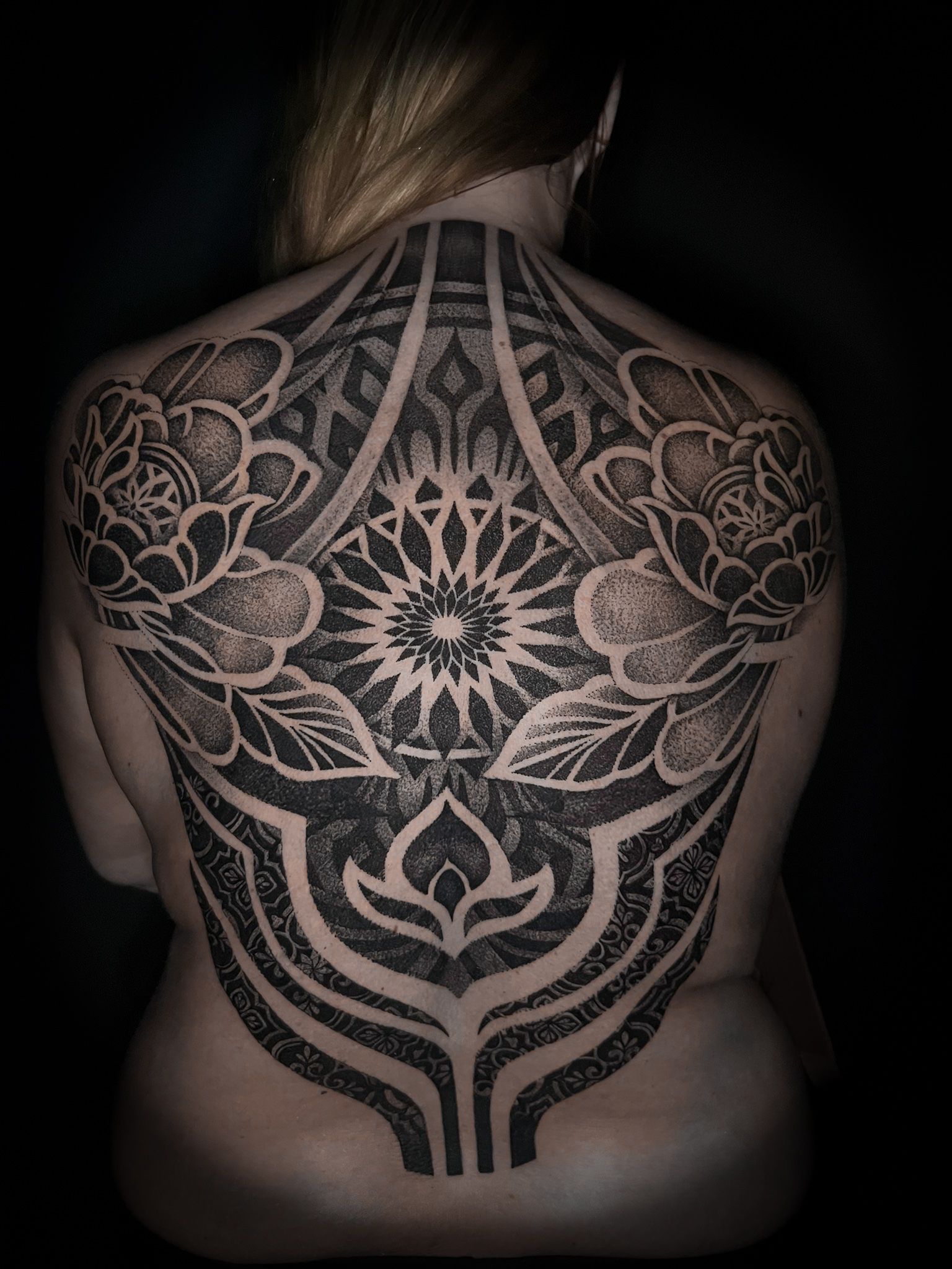 Dotwork floral Blumen fullback Ornamente im Black & Gray Style auf Rücken von Annyschka in 47198