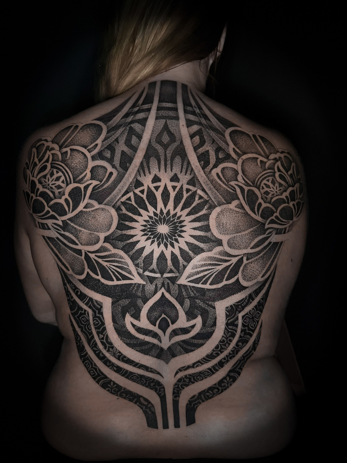 Dotwork floral Blumen fullback Ornamente im Black & Gray Style auf Rücken von Annyschka in 47198