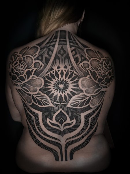 Dotwork floral Blumen fullback Ornamente in Black & Gray style on Back by Annyschka 47198